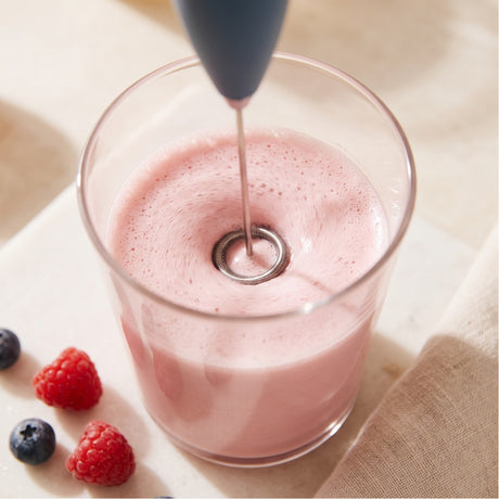 OhMy! Berry Collagen Drink wird aufgeschäumt