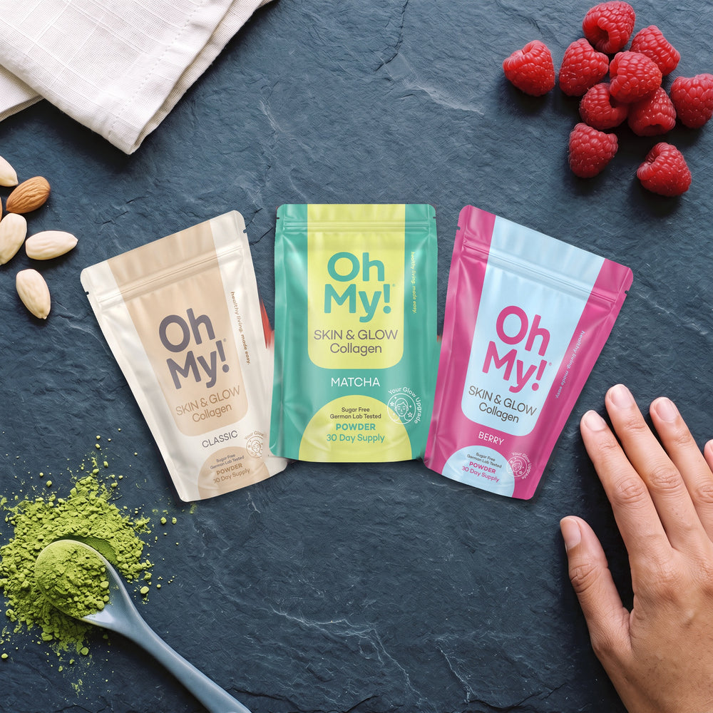 OhMy! Skin & Glow Classic, Matcha und Berry zwischen Matcha-Pulver, Mandeln und Himbeeren auf dunklem Schiefer